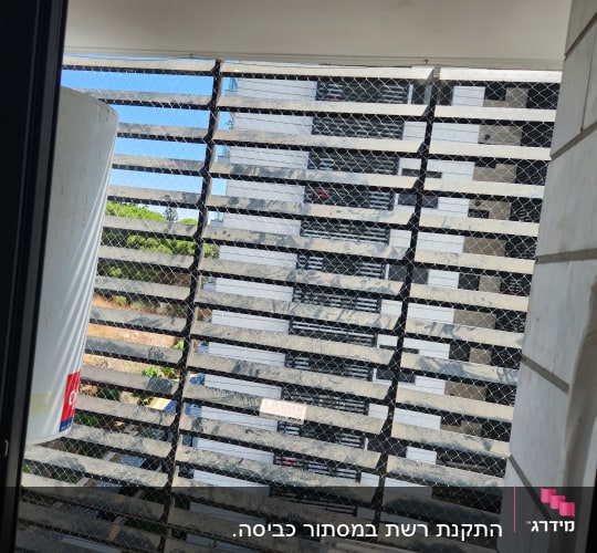רשת מתוחה למניעת כניסת יונים במרפסת